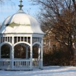Pavillon im Garten in der Winterzeit