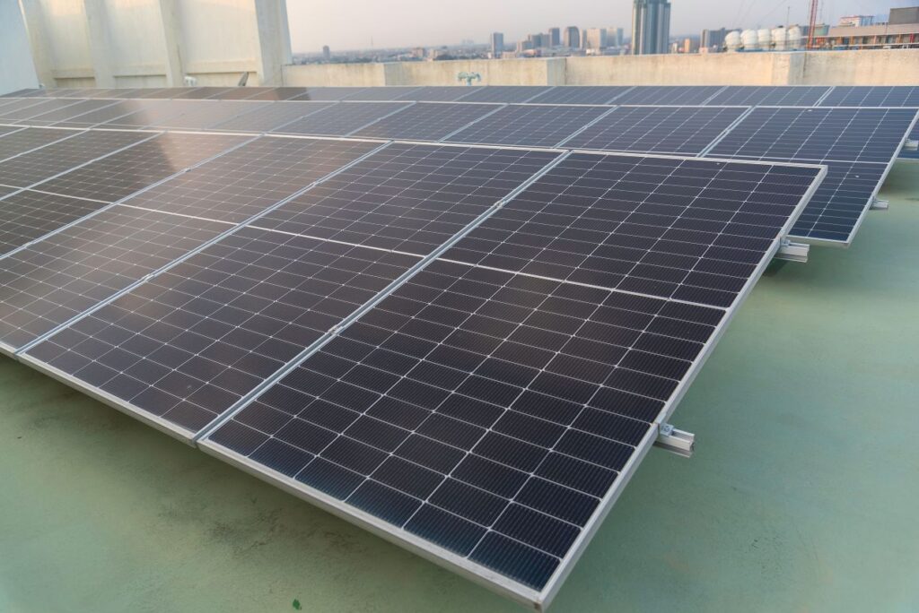 Glas Glas Photovoltaik Module auf einem Flachdach sorgen für hohe Effizienz und Langlebigkeit bei der Stromerzeugung