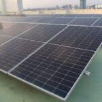 Glas Glas Photovoltaik Module auf einem Flachdach sorgen für hohe Effizienz und Langlebigkeit bei der Stromerzeugung
